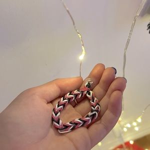 THE ONLY COLORS THEY COME IN ARE PINK YELLOW GREEN OR BLUE AND A MIX OF TIE DIE